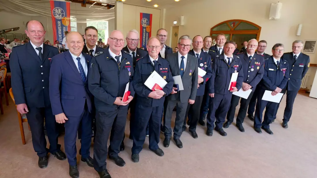 FW-PB: Mehr als 3.200 Feuerwehrleute stehen im Kreis Paderborn bereit / VdF-Kreisverband zieht Jahresbilanz und gratuliert der Feuerwehr Paderborn zum 150-jährigen Bestehen - Bild: presseportal.de