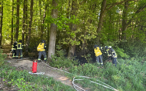 FW-EN: Wetter - Feuerwehr löscht Feuer im Wald - Foto: presseportal.de