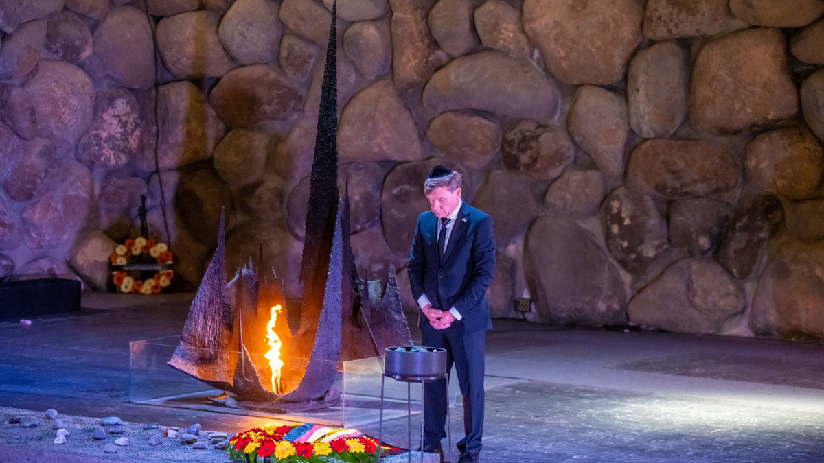 Direkt nach seiner Ankunft trifft der neue Außenminister Johann Wadephul (CDU) in der Küstenmetropole Tel Aviv Angehörige von Geiseln, die von der Hamas noch immer im Gazastreifen festgehalten werden.   - Foto: Michael Kappeler/dpa