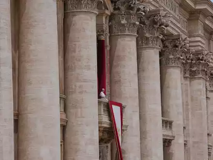 Mehrere Zehntausend Menschen verfolgten das Sonntagsgebet auf dem Petersplatz.  - Foto: Domenico Stinellis/AP/dpa