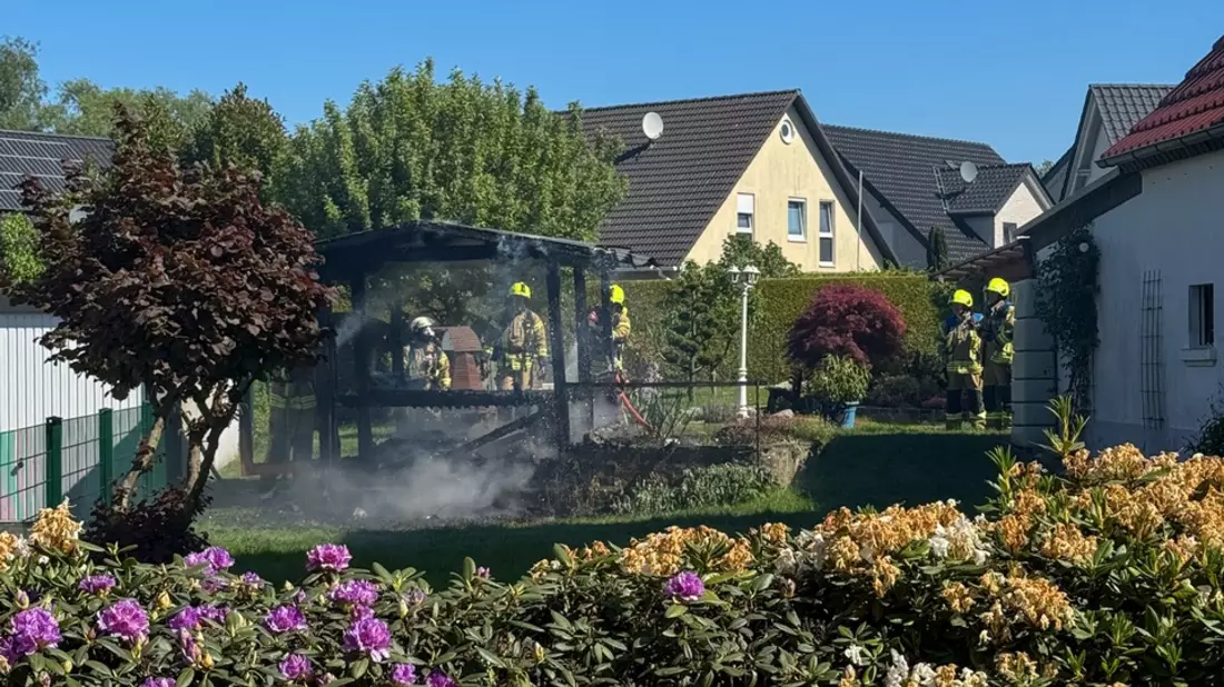 FW-DT: Brennende Gartenhütte - nebenstehende Garage vor den Flammen geschützt - Bild: presseportal.de