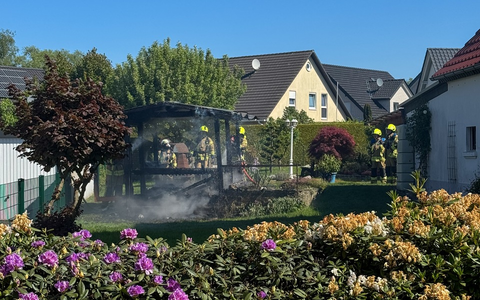 FW-DT: Brennende Gartenhütte - nebenstehende Garage vor den Flammen geschützt - Foto: presseportal.de