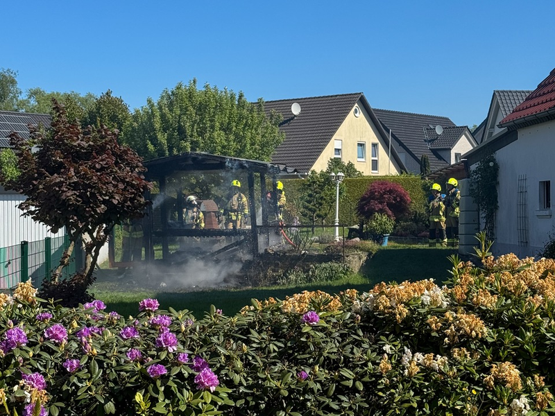 FW-DT: Brennende Gartenhütte - nebenstehende Garage vor den Flammen geschützt - Foto: presseportal.de