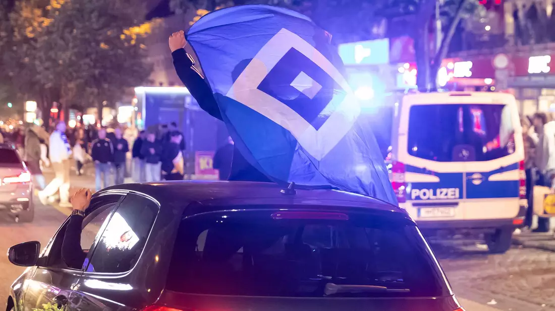 Die HSV-Fans feierten den Aufstieg ausgiebig auf der Reeperbahn. - Bild: Bodo Marks/dpa