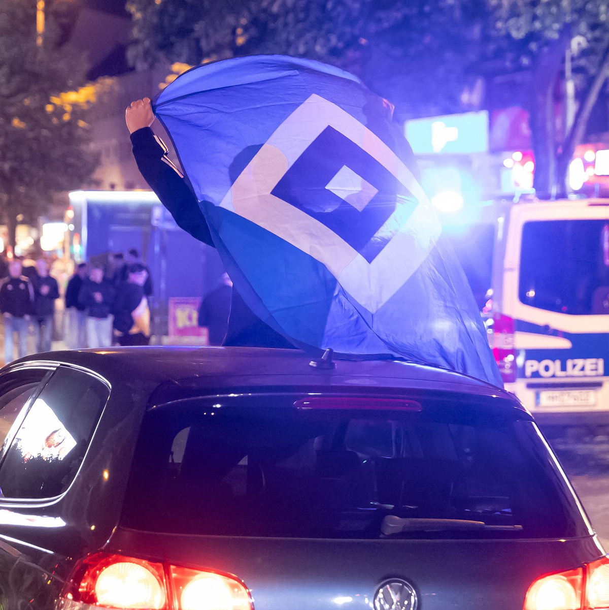 Die HSV-Fans feierten den Aufstieg ausgiebig auf der Reeperbahn. - Foto: Bodo Marks/dpa