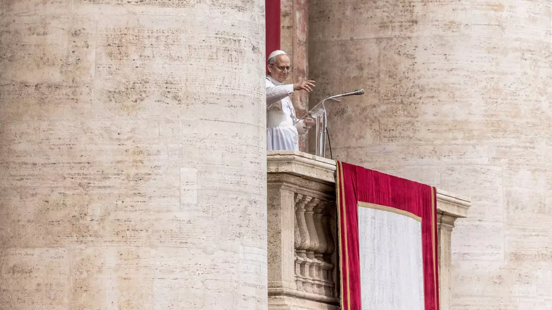 Der neue Papst Leo XIV. nutzt sein Gebet für einen Friedensappell. - Bild: Oliver Weiken/dpa