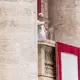 Der neue Papst Leo XIV. nutzt sein Gebet für einen Friedensappell. - Bild: Oliver Weiken/dpa