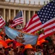 Auch US-Flaggen für den ersten Papst aus den Vereinigten Staaten waren zu sehen. - Bild: Andrew Medichini/AP/dpa