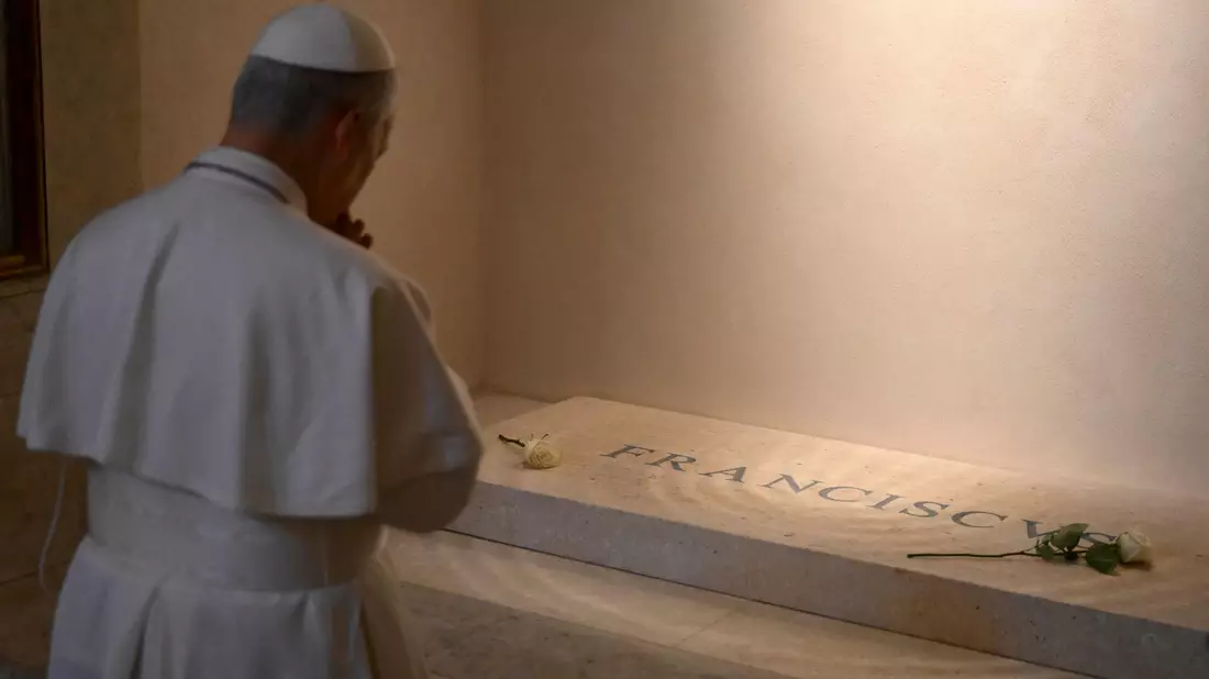 Am Samstag besuchte Leo XIV. das Grab seines Vorgängers Franziskus. - Bild: Francesco Sforza/Vatican Media/AP/dpa