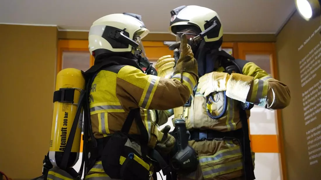 FW Dresden: Einsatzkräfte finden leblose Person nach Brand in einer Wohnung - Bild: presseportal.de