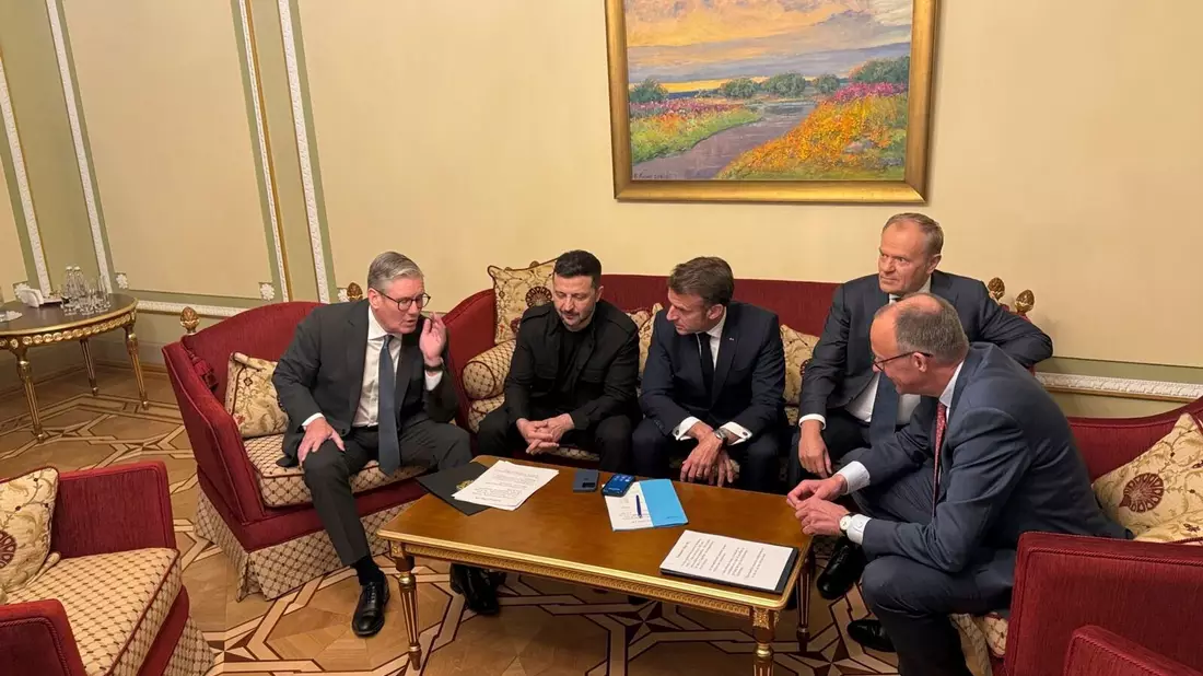 Die Staats- und Regierungschefs telefonierten von Kiew aus mit US-Präsident Donald Trump - und betonten eine wiedergefundene Gemeinsamkeit des Westens in der Ukraine-Politik. - Bild: -/Ministry of Foreign Affairs of Ukraine via AP/dpa