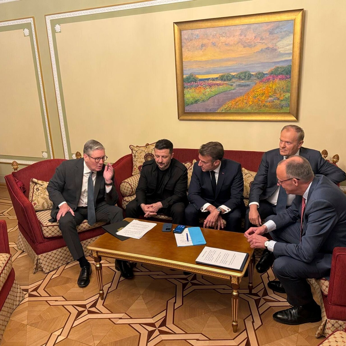 Die Staats- und Regierungschefs telefonierten von Kiew aus mit US-Präsident Donald Trump - und betonten eine wiedergefundene Gemeinsamkeit des Westens in der Ukraine-Politik. - Foto: -/Ministry of Foreign Affairs of Ukraine via AP/dpa