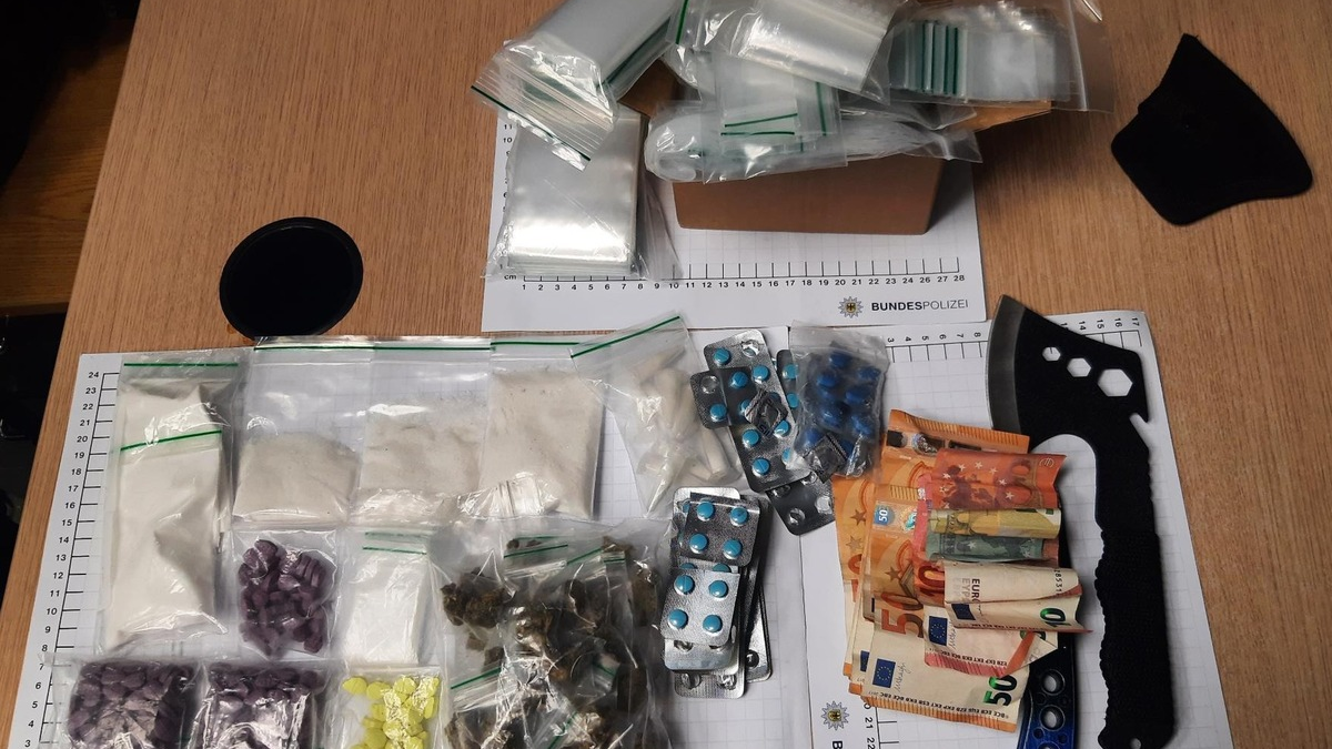 BPOL NRW: Großer Drogenfund und Festnahme - Bundespolizei verhaftet mutmaßlichen Drogenhändler nach Fluchtversuch - Foto: presseportal.de