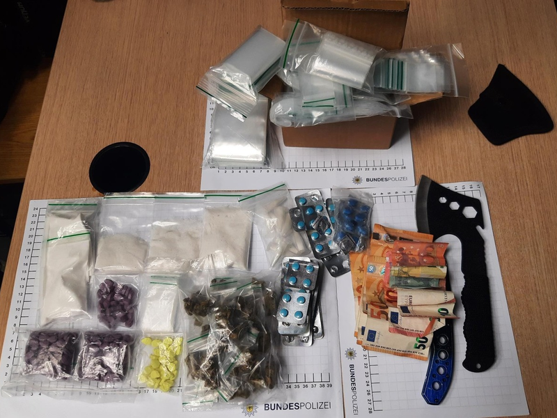 BPOL NRW: Großer Drogenfund und Festnahme - Bundespolizei verhaftet mutmaßlichen Drogenhändler nach Fluchtversuch - Foto: presseportal.de