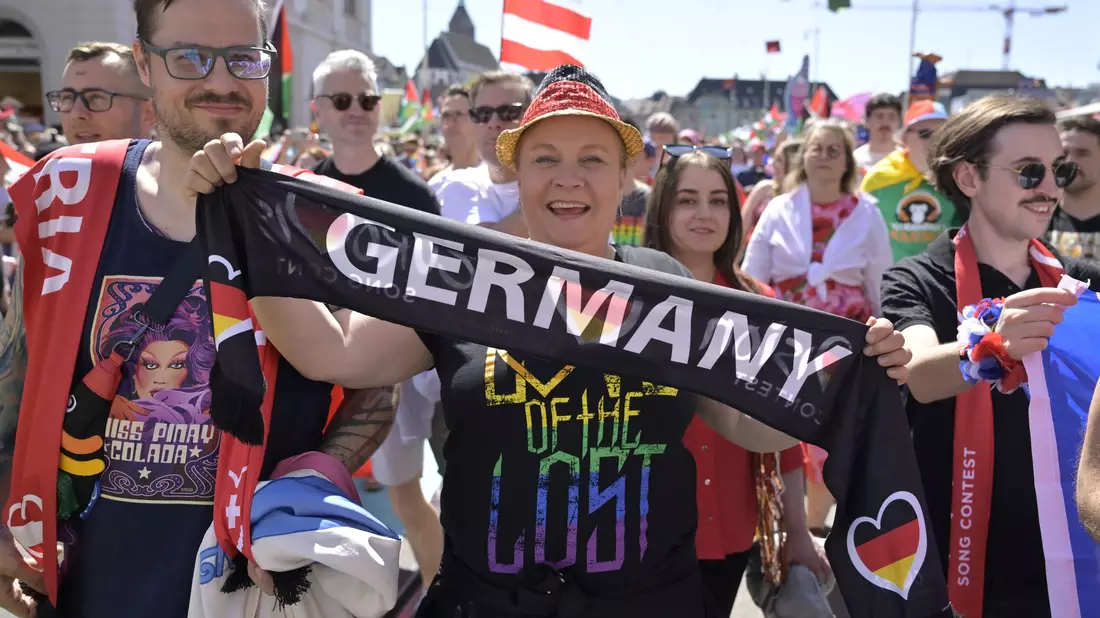 Auch Fasnächtler begleiten die Delegationen auf der Parade durch die Stadt. - Bild: Georgios Kefalas/KEYSTONE/dpa