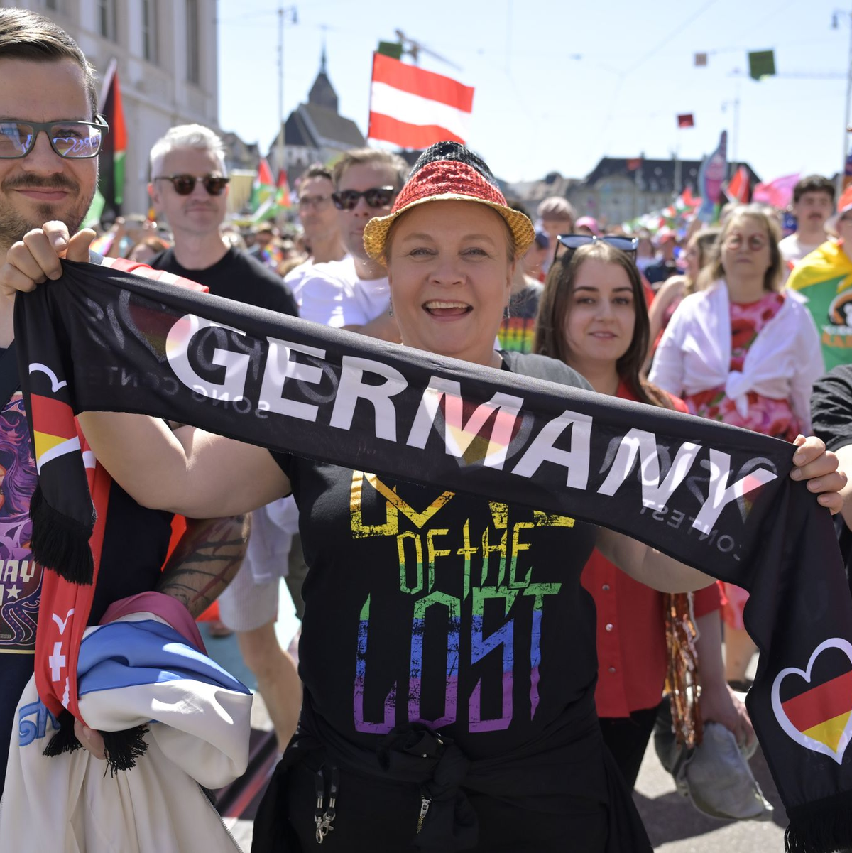 Auch Fasnächtler begleiten die Delegationen auf der Parade durch die Stadt. - Foto: Georgios Kefalas/KEYSTONE/dpa