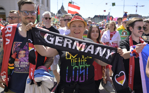 Auch Fasnächtler begleiten die Delegationen auf der Parade durch die Stadt. - Foto: Georgios Kefalas/KEYSTONE/dpa