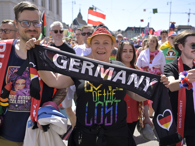 Auch Fasnächtler begleiten die Delegationen auf der Parade durch die Stadt. - Foto: Georgios Kefalas/KEYSTONE/dpa