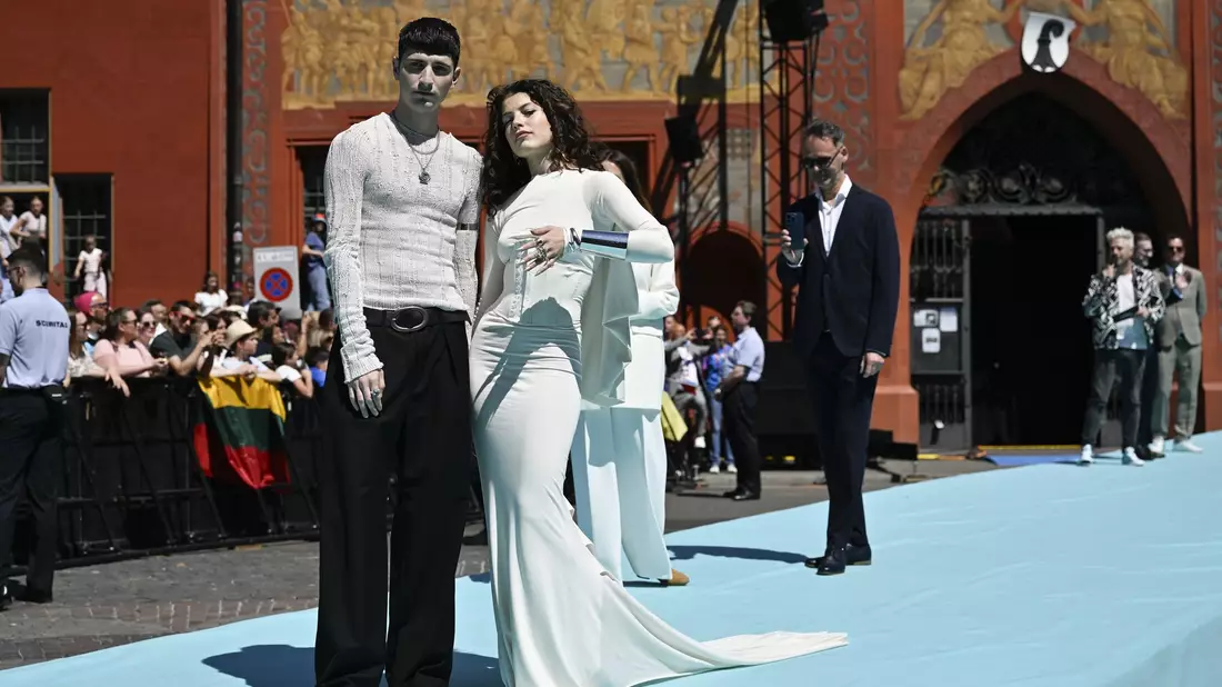 Tynna zeigt sich in einer Art Brautkleid auf dem türkisen Teppich. - Bild: Peter Schneider/KEYSTONE/dpa