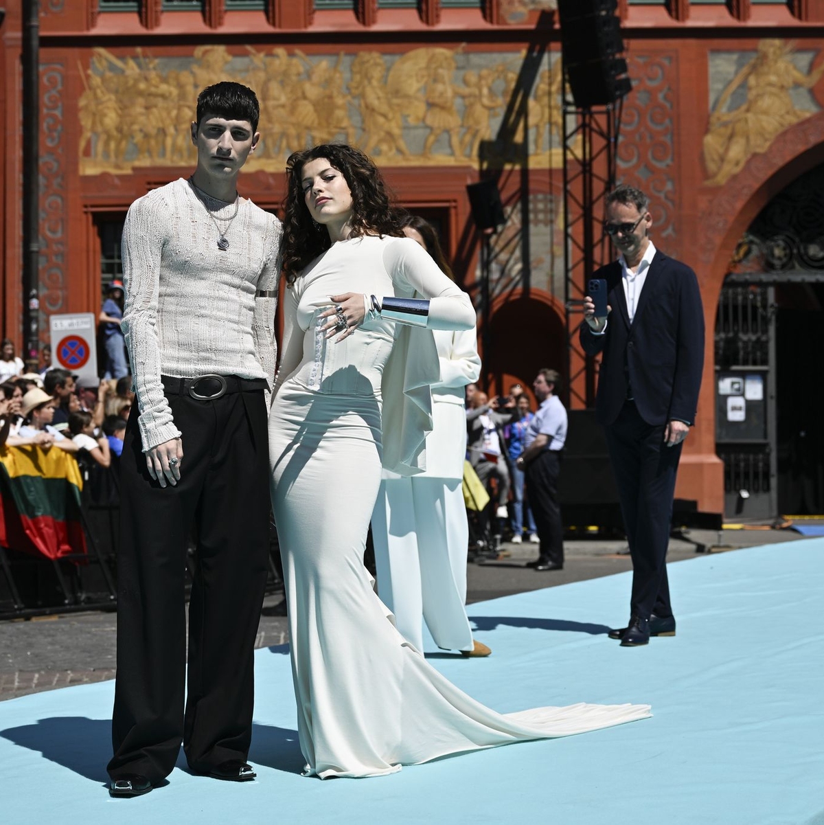 Tynna zeigt sich in einer Art Brautkleid auf dem türkisen Teppich. - Foto: Peter Schneider/KEYSTONE/dpa