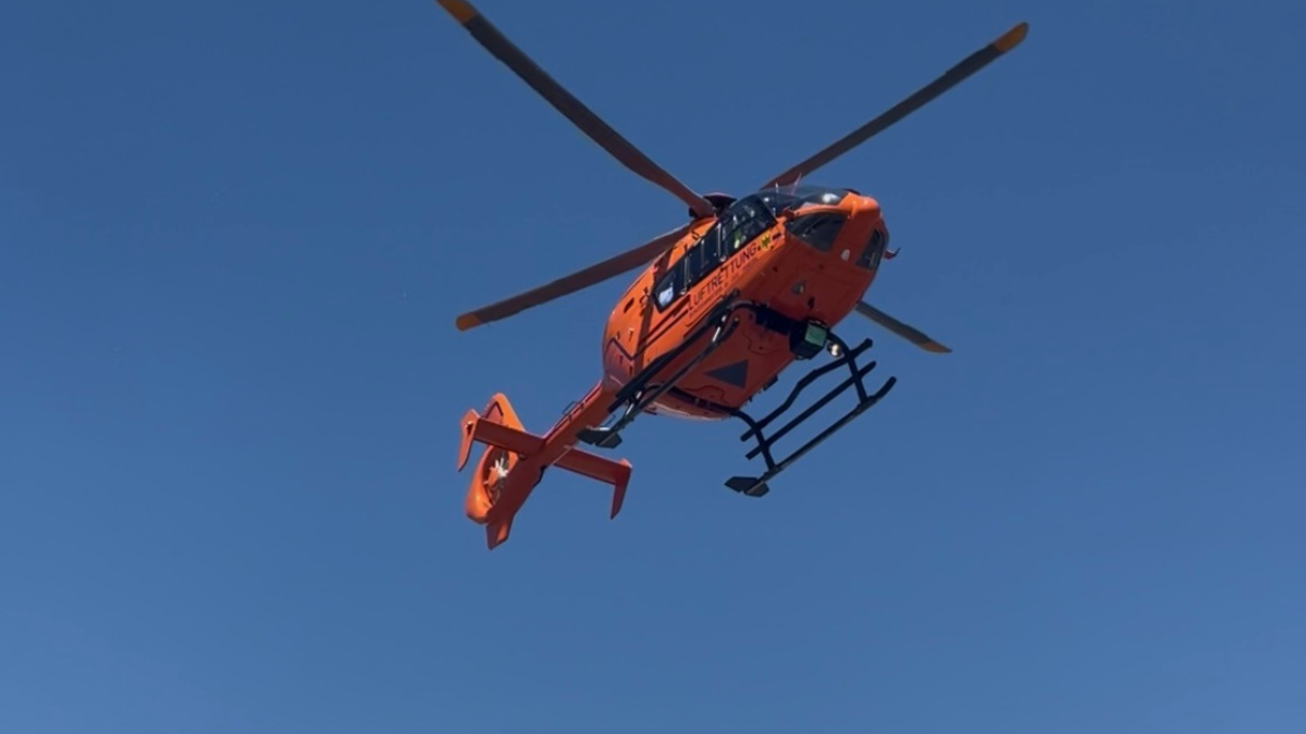 FW-OB: Rettungshubschrauber landet auf Parkplatz zur Unterstützung des Rettungsdienstes - Foto: presseportal.de