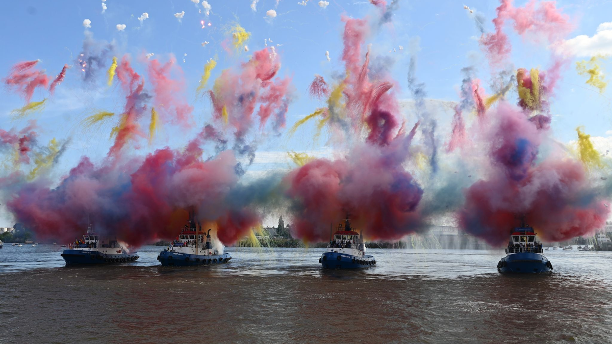 Die bis zu 3.000 PS starken Schlepper tanzten in diesem Jahr auch zu dem durch Freddy Quinn in Deutschland populär gewordenen Seemannslied «La Paloma». - Foto: David Hammersen/dpa