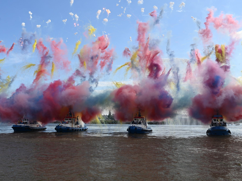 Die bis zu 3.000 PS starken Schlepper tanzten in diesem Jahr auch zu dem durch Freddy Quinn in Deutschland populär gewordenen Seemannslied «La Paloma». - Foto: David Hammersen/dpa