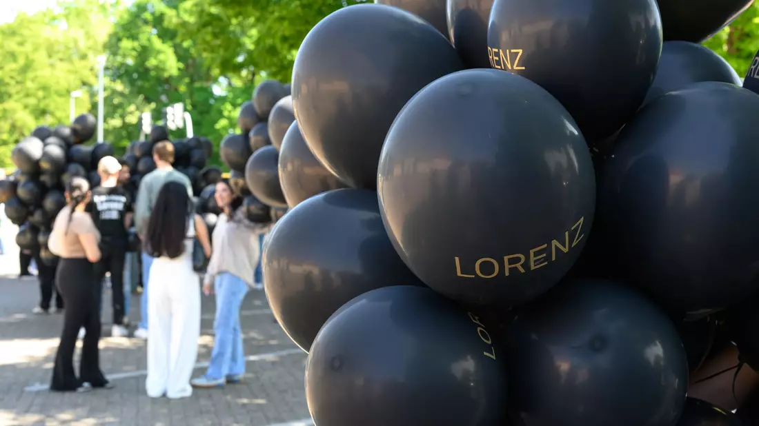 Bei einer Kundgebung für den von der Polizei erschossenen Lorenz steigen schwarze Ballons mit seinem Namen auf.  - Bild: Izabela Mittwollen/dpa