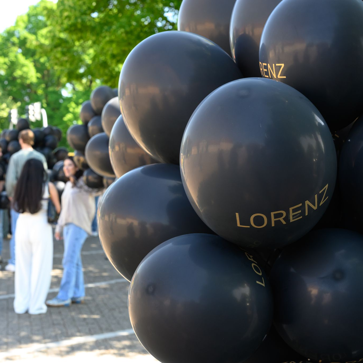 Bei einer Kundgebung für den von der Polizei erschossenen Lorenz steigen schwarze Ballons mit seinem Namen auf.  - Foto: Izabela Mittwollen/dpa