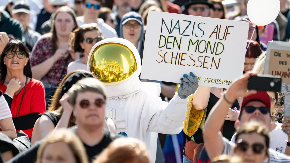 In der Hauptstadt sind mehrere tausend Menschen auf der Straße.  - Bild: Fabian Sommer/dpa