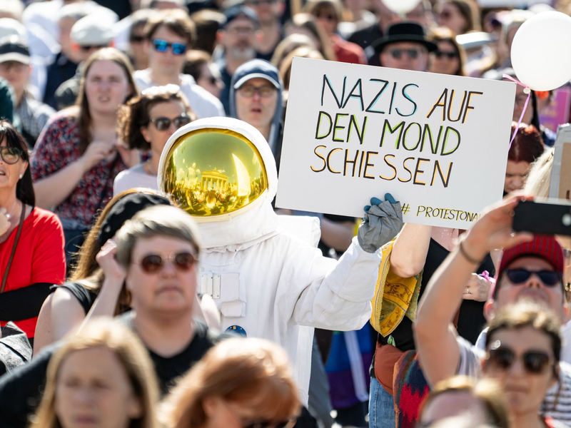 In der Hauptstadt sind mehrere tausend Menschen auf der Straße.  - Foto: Fabian Sommer/dpa
