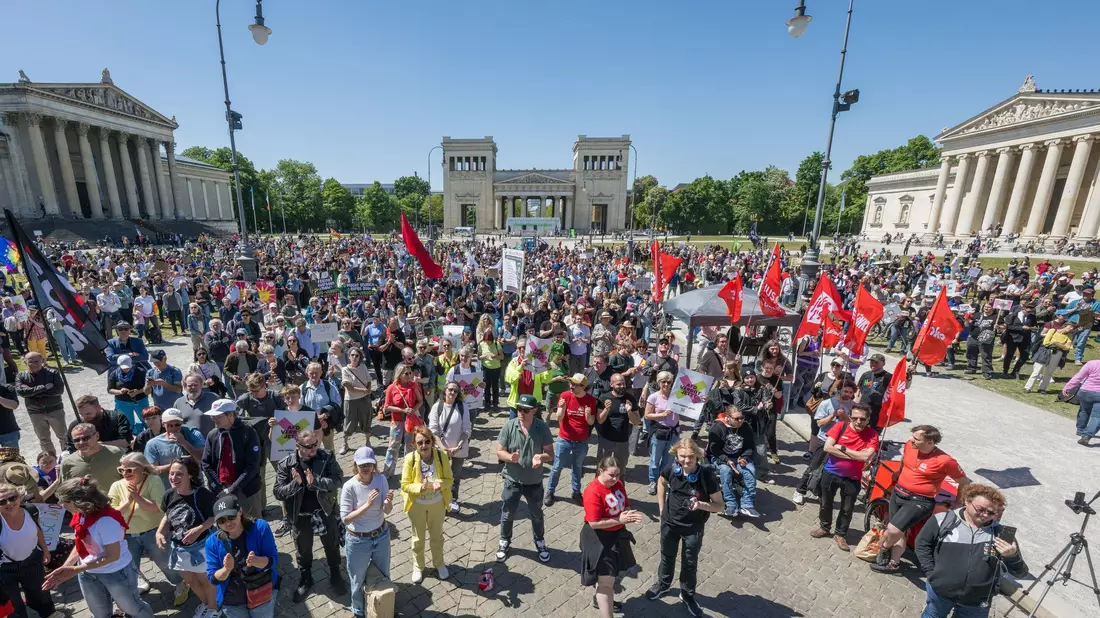 Auch in München hat die Kundgebung breiten Zulauf.  - Bild: Tobias Hase/dpa