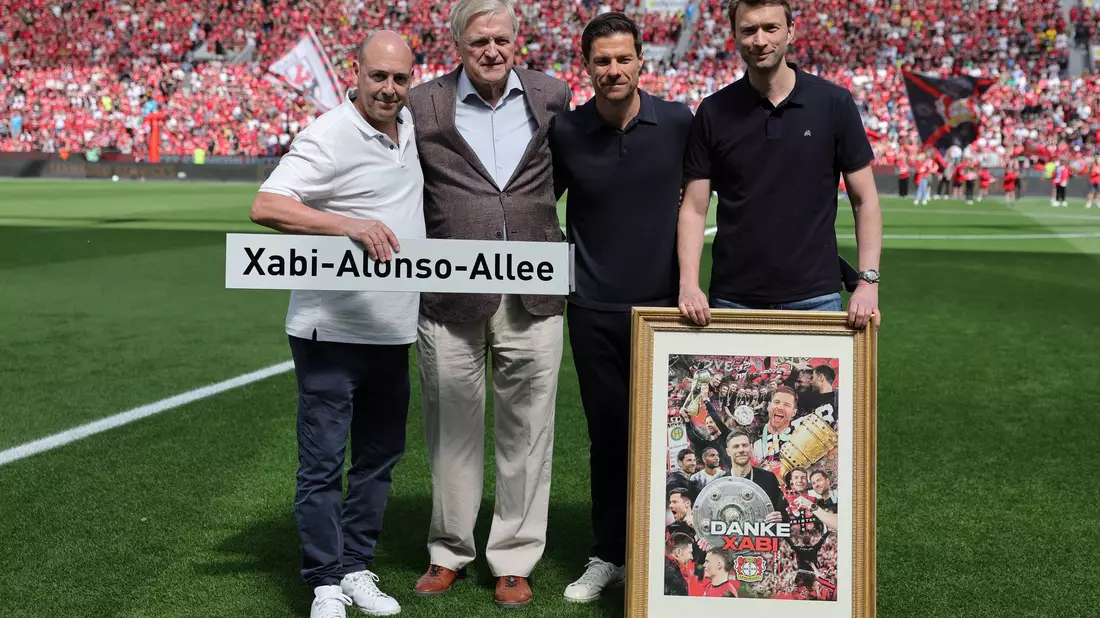 Geschenk für Alonso - Bild: Rolf Vennenbernd/dpa