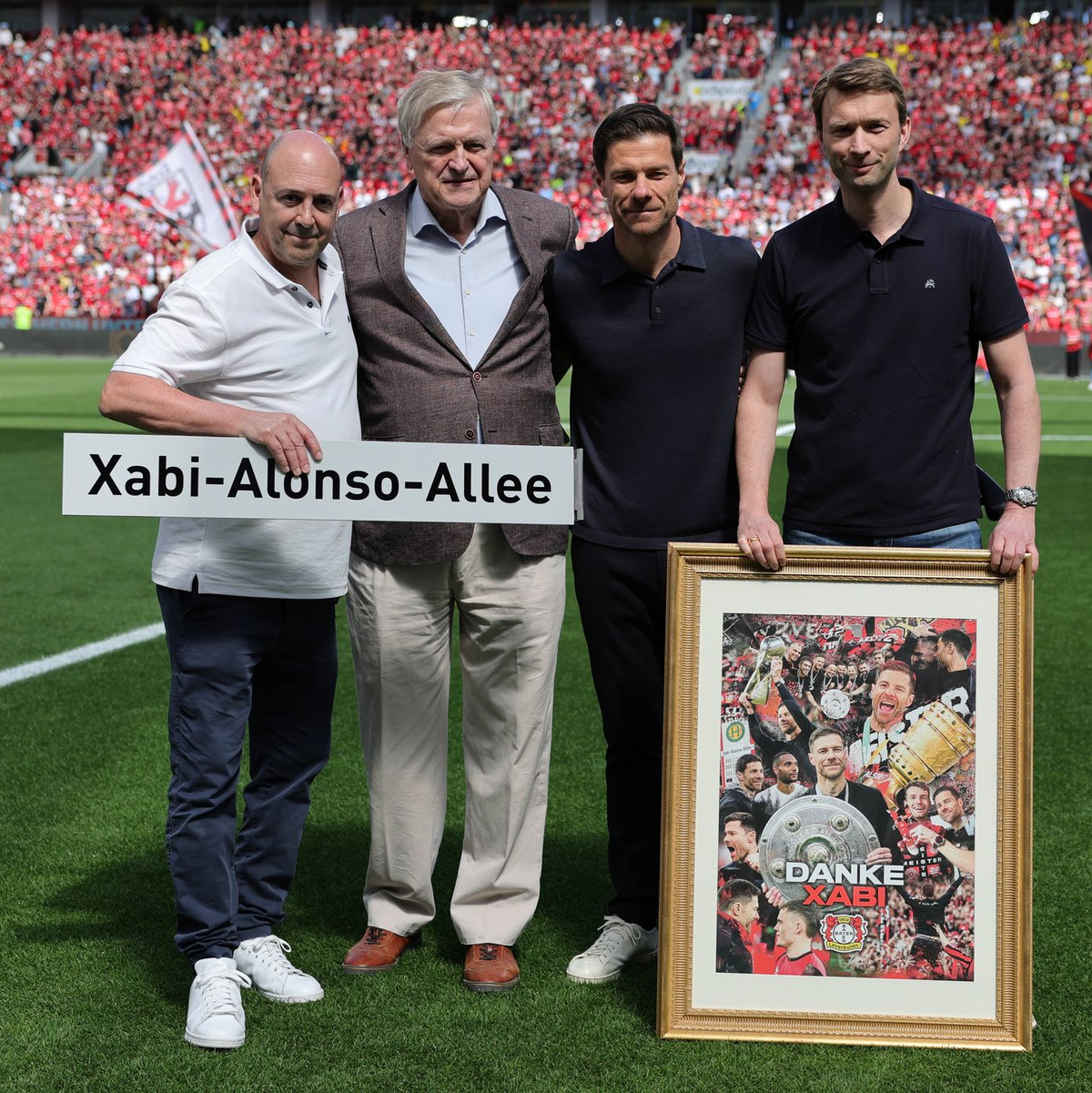 Geschenk für Alonso - Foto: Rolf Vennenbernd/dpa