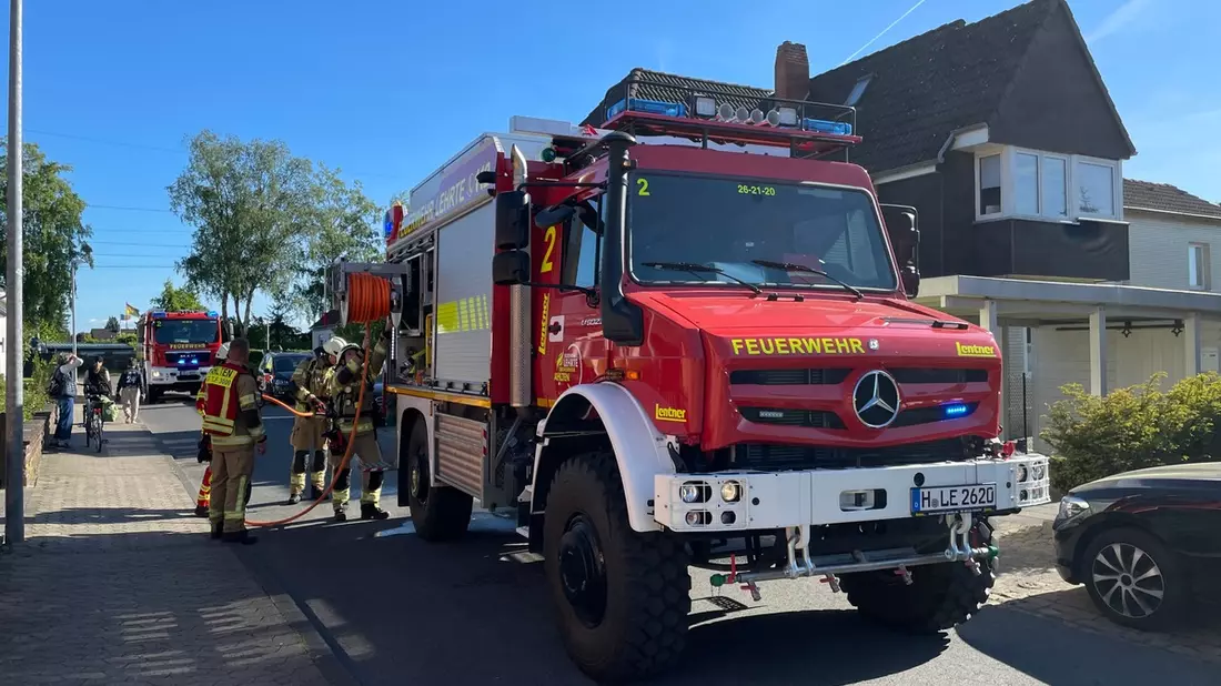 FW Lehrte: Brennende Koniferen sorgen für Feuerwehreinsatz in Ahlten - Bild: presseportal.de