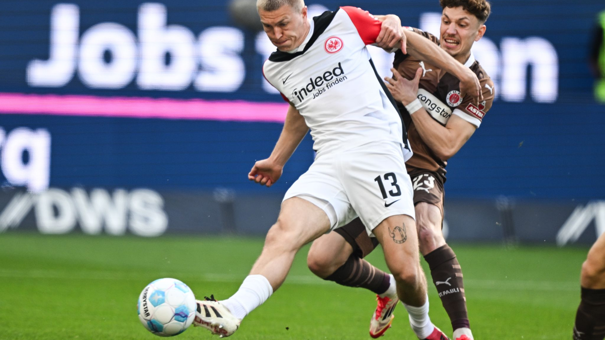 Eintracht Frankfurt um Arthur Theate (l) und der FC St. Pauli mit Manolis Saliakas lieferten sich eine wilde Anfangsphase. - Foto: Arne Dedert/dpa