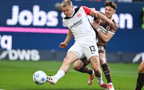 Eintracht Frankfurt um Arthur Theate (l) und der FC St. Pauli mit Manolis Saliakas lieferten sich eine wilde Anfangsphase. - Foto: Arne Dedert/dpa