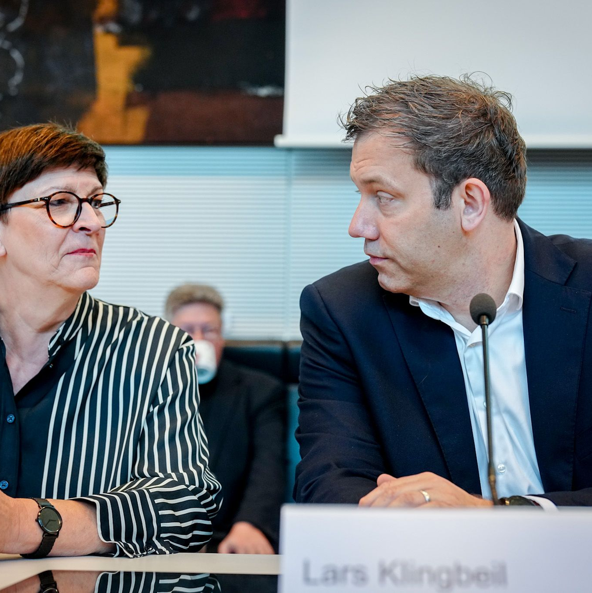 Klingbeil dankt Esken für die Zusammenarbeit. (Archivbild) - Foto: Kay Nietfeld/dpa