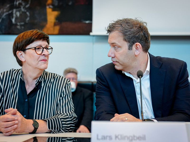 Zollen sich gegenseitig Respekt: Saskia Esken und Lars Klingbeil. (Archivbild) - Foto: Kay Nietfeld/dpa