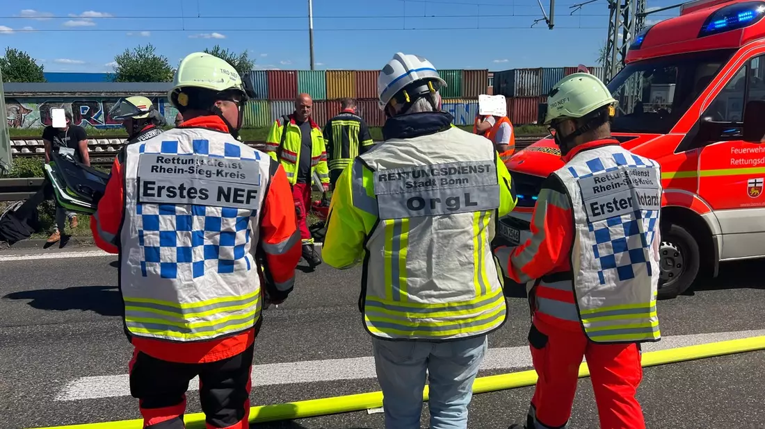 FW-BN: Verkehrsunfall auf der A 59 - acht verletzte Personen. - Bild: presseportal.de