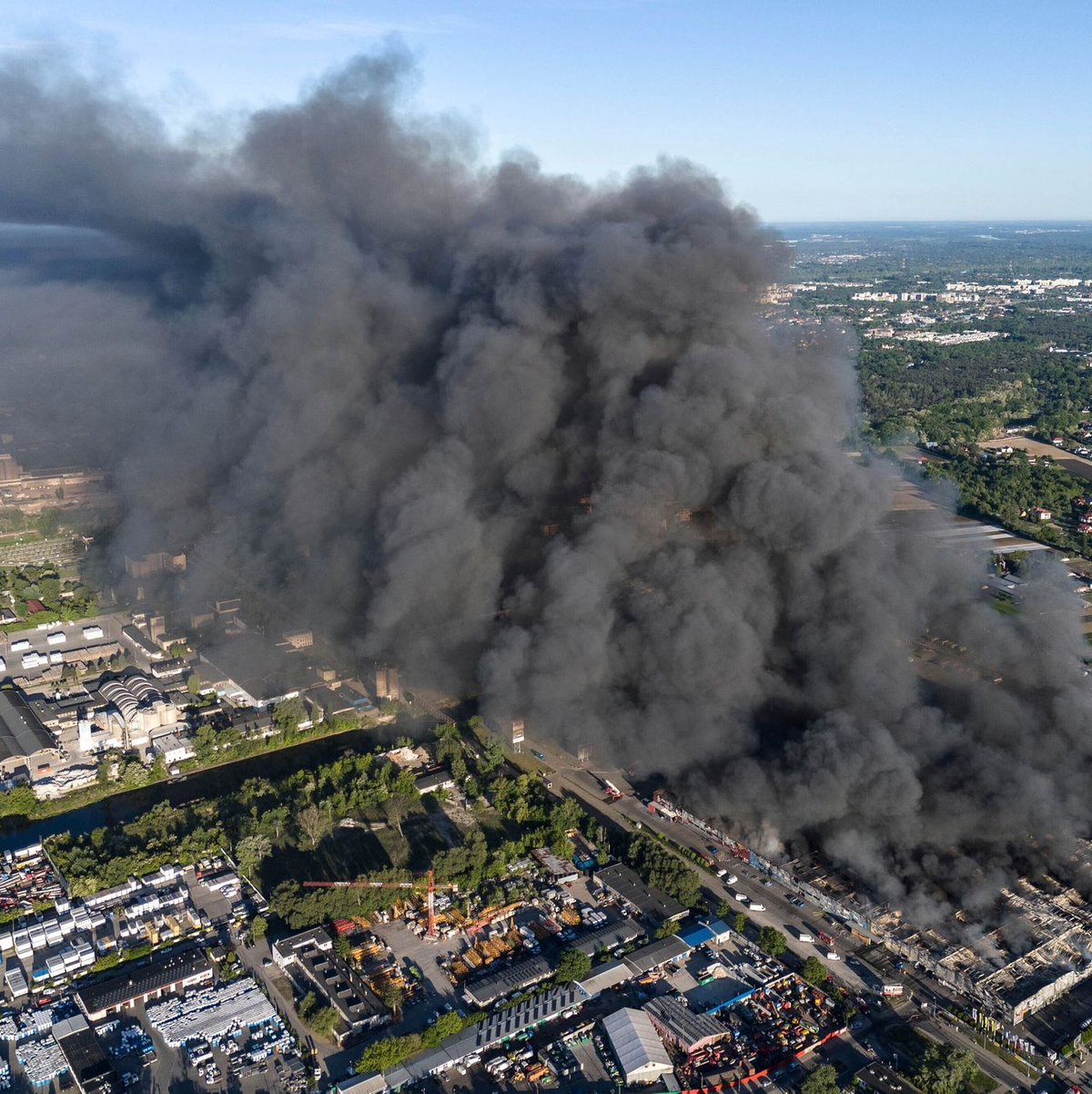 Vor einem Jahr brannte in Warschau ein Einkaufszentrum nieder. (Archivbild) - Foto: Norbert Ofmanski/AP/dpa