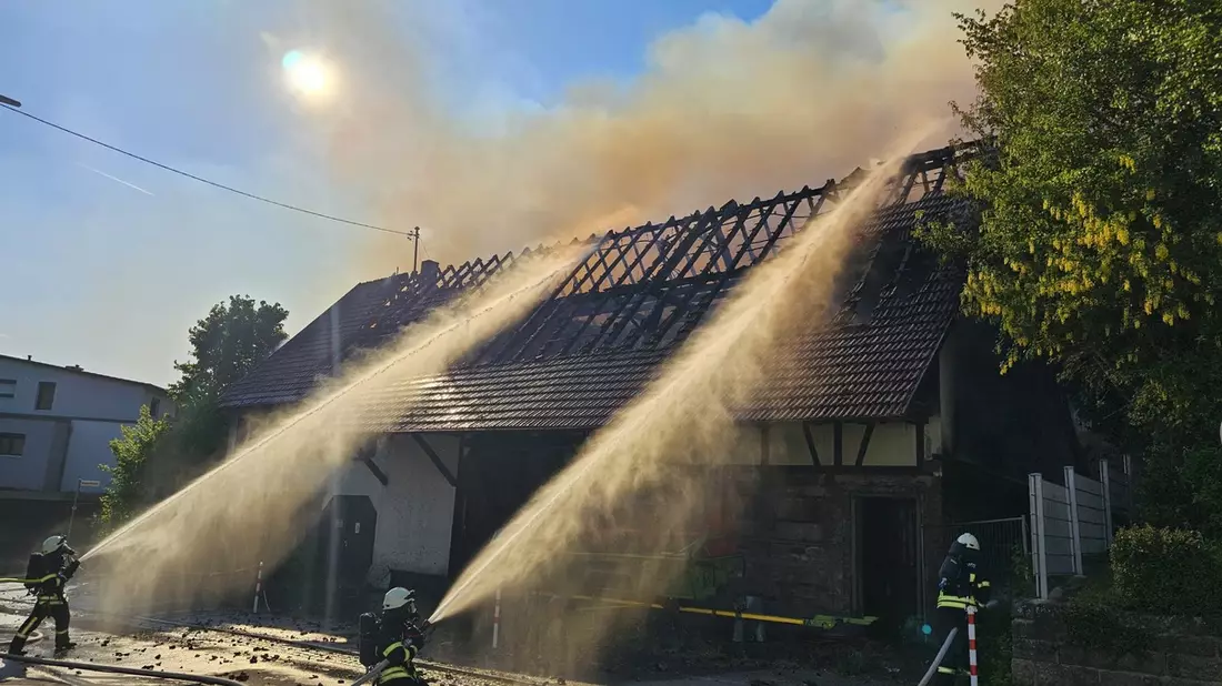 KFV-CW: Jugendliche setzen in Calw-Stammheim Gebäude in Brand / Eingelagertes Heu erschwert Löscharbeiten in Nachbarschaft von Schule und Kindergarten - Bild: presseportal.de