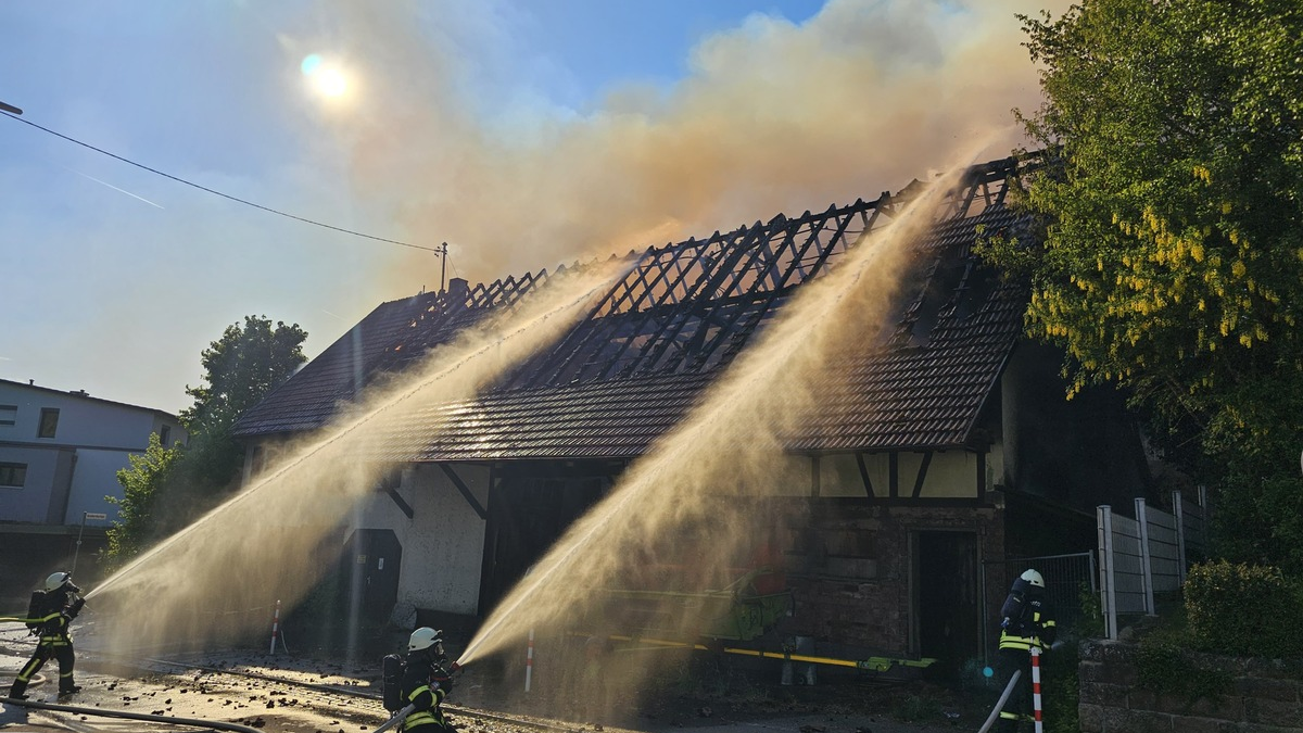 KFV-CW: Jugendliche setzen in Calw-Stammheim Gebäude in Brand / Eingelagertes Heu erschwert Löscharbeiten in Nachbarschaft von Schule und Kindergarten - Foto: presseportal.de