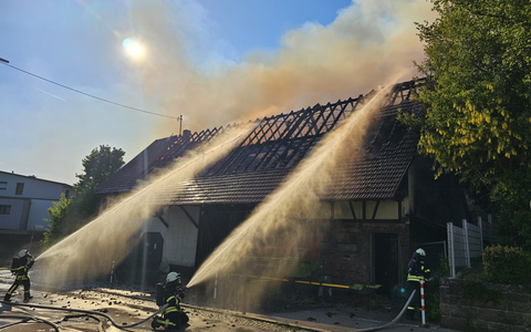 KFV-CW: Jugendliche setzen in Calw-Stammheim GebÀude in Brand / Eingelagertes Heu erschwert Löscharbeiten in Nachbarschaft von Schule und Kindergarten - Foto: presseportal.de KFV-CW: Jugendliche setzen in Calw-Stammheim GebÀude in Brand / Eingelagertes Heu erschwert Löscharbeiten in Nachbarschaft von Schule und Kindergarten - Foto: presseportal.de