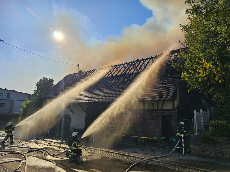 KFV-CW: Jugendliche setzen in Calw-Stammheim Gebäude in Brand / Eingelagertes Heu erschwert Löscharbeiten in Nachbarschaft von Schule und Kindergarten - Foto: presseportal.de