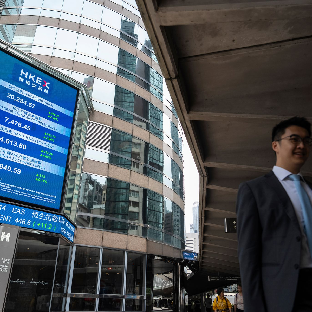 Die Märkte in Asien reagierten zunächst verhalten auf die Ergebnisse der Zoll-Verhandlungen. (Symbolbild) - Foto: Chan Long Hei/AP/dpa