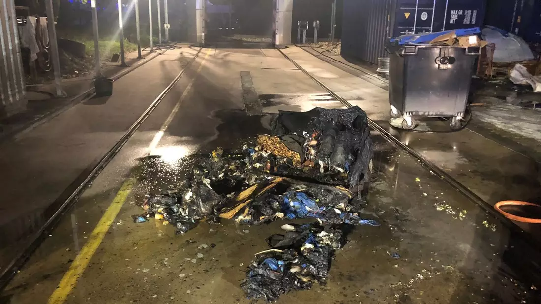 FW-KLE: Brand eines Müllcontainers auf Betriebsgelände - Feuerwehr im nächtlichen Einsatz - Bild: presseportal.de