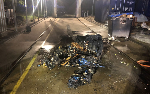 FW-KLE: Brand eines Müllcontainers auf Betriebsgelände - Feuerwehr im nächtlichen Einsatz - Foto: presseportal.de