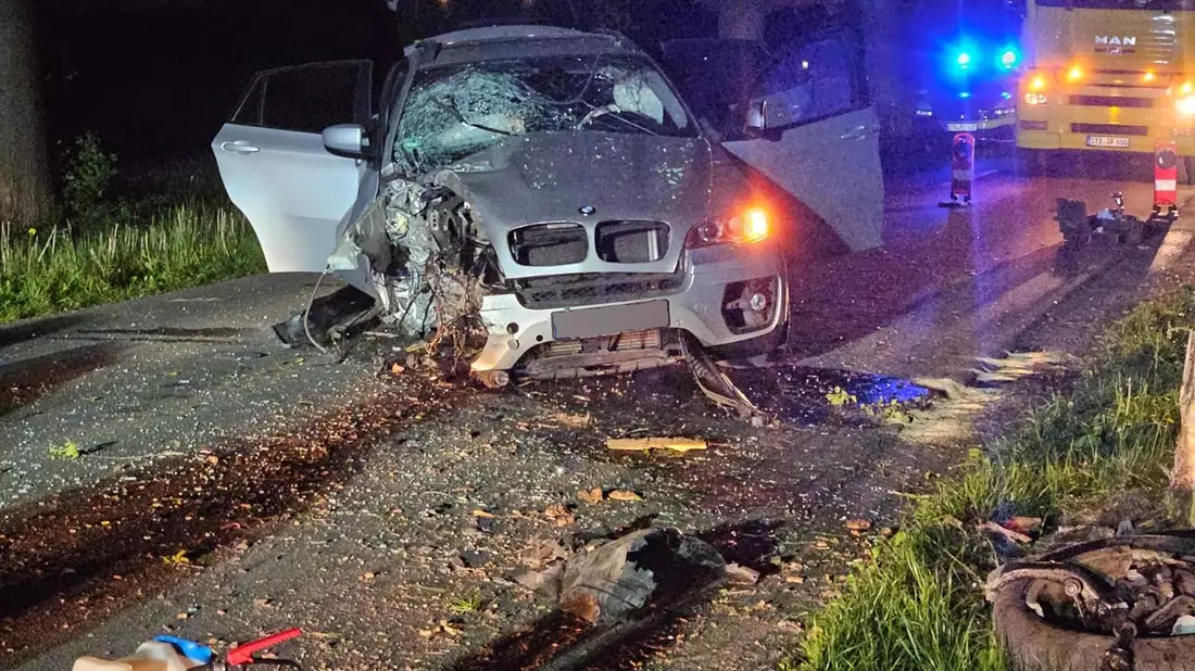 FFW Fredenbeck: PKW fährt gegen Baum / Fahrer nicht mehr vor Ort / BMW stark beschädigt - Bild: presseportal.de