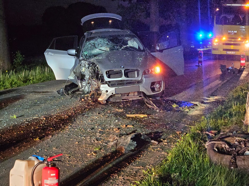 FFW Fredenbeck: PKW fährt gegen Baum / Fahrer nicht mehr vor Ort / BMW stark beschädigt - Foto: presseportal.de